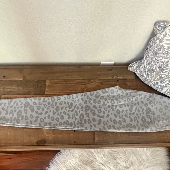 EUC Beyond Yoga Leopord Yoga Pants Size Small - Picture 9 of 16